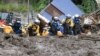 Miembros de los equipos de rescate operan en la búsqueda de sobrevivientes y víctimas mortales del deslizamiento de tierra en Atami, Japón, ocurrido el sábado 3 de julio de 2021.