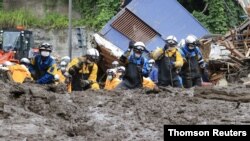 Miembros de los equipos de rescate operan en la búsqueda de sobrevivientes y víctimas mortales del deslizamiento de tierra en Atami, Japón, ocurrido el sábado 3 de julio de 2021.