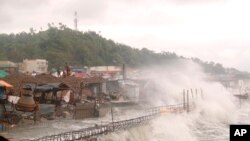 Gelombang kuat menghantam rumah-rumah di sepanjang garis pantai kota Catbalogan, provinsi Samar Barat, Filipina timur akibat Topan Vongfong,14 Mei 2020, sebagai ilustrasi. (Foto: AP/Simvale Sayat)