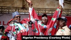 Shugaba Buhari tare da sabon gwamnan jihar Ekiti Dakta Kayode Fayemi da kuma shugaban jam'iyyar APC Adams Oshiomole a yayin yakin neman zabe a jihar Ekiti.