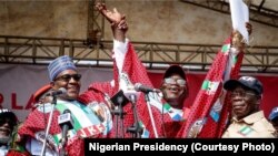 Shugaba Buhari tare da sabon gwamnan jihar Ekiti da kuma shugaban jam'iyyar APC Adams Oshiomole a jihar Ekiti