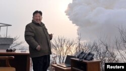 El líder norcoreano, Kim Jong Un, durante una prueba de un motor de combustible sólido para armas estratégicas en una base espacial en Sohae, Corea del Norte, el 15 de diciembre de 2022.