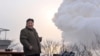 Pemimpin Korea Utara Kim Jong Un menyaksikan uji coba mesin “propelan padat berkekuatan tinggi” sebagai bagian persiapan dari pembuatan senjata strategi yang baru di lokasi peluncuran di Tongchang-ri, Korea Utara, pada 15 Desember 2022. (Foto: KCNA via Reuters)