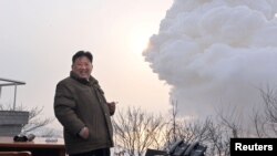 Pemimpin Korea Utara Kim Jong Un menyaksikan uji coba mesin “propelan padat berkekuatan tinggi” sebagai bagian persiapan dari pembuatan senjata strategi yang baru di lokasi peluncuran di Tongchang-ri, Korea Utara, pada 15 Desember 2022. (Foto: KCNA via Reuters)