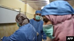 Le médecin algérien Ahmed Bougroura, à droite, chef du service de néphrologie de l'hôpital universitaire de Batna, à 435 km à l'est d'Alger, s'entretient avec un patient transplanté le 26 juillet 2017.