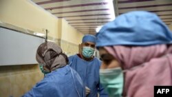  Le médecin algérien Ahmed Bougroura (R), chef du service de néphrologie de l'hôpital universitaire de Batna, à 435 km à l'est d'Alger, s'entretient avec un patient transplanté le 26 juillet 2017.