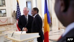 Le secrétaire d'Etat américain Rex Tillerson après une conférence de presse avec le ministre tchadien des Affaires étrangères, Mahamat Zene Cherif, à N'Djamena, au Tchad, le 12 mars 2018.