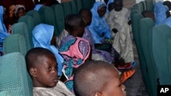 Beberapa siswa dari Sekolah Islam Salihu Tanko tampak menunggu dalam sebuah acara di Minna, Nigeria, yang mempertemukan mereka dengan pemerintah negara bagian Niger pada 27 Agustus 2021. Kelompok bersenjata melepaskan sebagian anak-anak yang mereka culik pada Mei lalu. (Foto: AP)