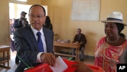 Edgard Razafindravahy vote lors de l'élection présidentielle à Antananarivo, Madagascar, 25 octobre 2013.