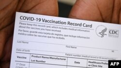 Un trabajador de la salud muestra una tarjeta de registro de vacunación contra el COVID-19 en el Centro de Salud Queens Care, en Los Ángeles, California, el 11 de agosto de 2021.