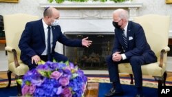 PM Israel Naftali Bennett (kiri) bertemu Presiden AS Joe Biden di Gedung Putih, 27 Agustus 2021 lalu (foto: dok). 