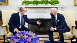 Prezidan Joe Biden ak Premye Minis Naftali Bennett nan Biwo Oval Mezon Blanch la, nan Washington, D.C., 27 out 2021. 