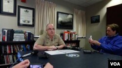 El jefe del Mando de las Fuerzas de Flota, almirante John Harvey Jr., pidió que Honors explique porqué debería continuar prestando servicio militar.