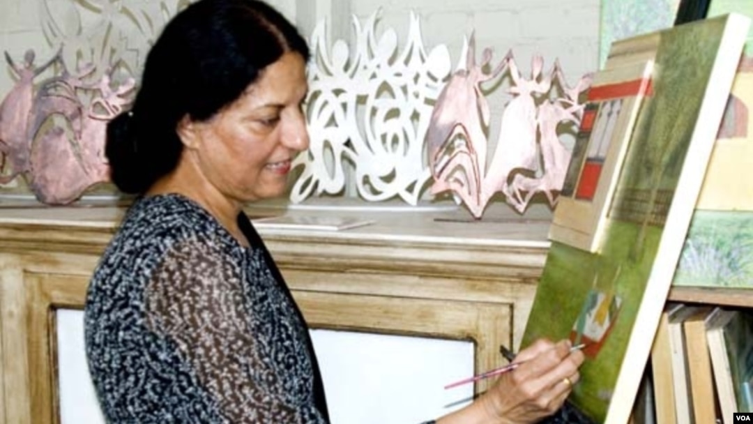 Salma Arastu sedang melukis di studionya di kota Berkeley, California (courtesy photo).