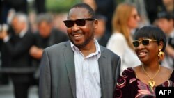 Les chanteurs maliens Amadou Bagayoko, à gauche, et Mariam Doumbia posent à leur arrivée au Festival de Cannes dans le sud de la France le 25 mai 2017.