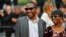 Les chanteurs maliens Amadou Bagayoko, à gauche, et Mariam Doumbia posent à leur arrivée au Festival de Cannes dans le sud de la France le 25 mai 2017.