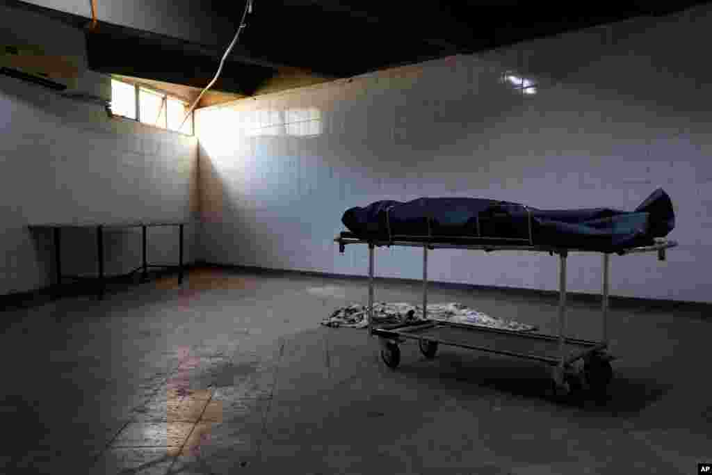El cuerpo de una v&#237;ctima del COVID-19 es depositado en una morgue de Uruguay el 26 de abril de 2021.