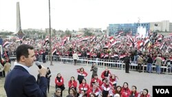 Presiden Suriah, Bashar al-Assad, berpidato di hadapan ribuan pendukungnya yang mengadaikan pawai di lapangan Umayyad, Damaskus (11/1).