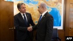 Menteri Luar Negeri AS Antony Blinken (kiri) bertemu dengan Perdana Menteri Israel Benjamin Netanyahu di Yerusalem hari Senin, 10 Juni 2024.