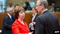 Visoka predstavnica EU Ketrin Ešton i evropski komesar za razvoj Andris Pibalgs na sastanku EU u Briselu