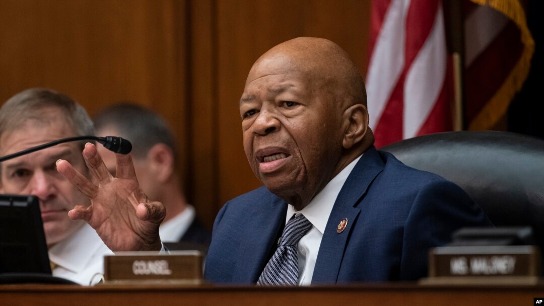 Chủ tịch Ủy ban Giám sát Hạ viện Elijah Cummings phát biểu trong một phiên họp xem xét có nên quy Bộ trưởng Tư pháp và Bộ trưởng Thương mại của ông Trump vào tội khinh mạn Quốc hội hay không, ở Điện Capitol, Washington, ngày 12 tháng 6, 2019.