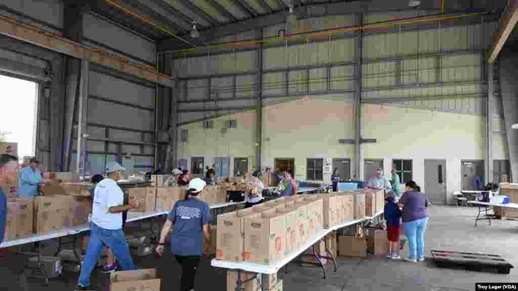 Pekerja sukarela menyiapkan paket bantuan untuk korban banjir di Lafayette, Louisiana.