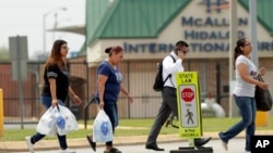 Pejalan kaki menyeberangi Jembatan Internasional McAllen Hidalgo di Hidalgo, Texas, dari Meksiko, 20 Maret 2020. (Foto: dok).