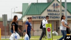 Para pejalan kaki melintas dari Meksiko ke Texas di Jembatan International McAllen Hidalgo, 20 Maret 2020.