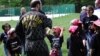 Anak-anak pramuka perempuan berlatih beladiri pada acara "Girl Scout" di Catoctin Park, Maryland. (Foto: Diaa Bekheet/VOA)