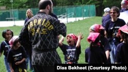 Anak-anak pramuka perempuan berlatih beladiri pada acara "Girl Scout" di Catoctin Park, Maryland. (Foto: Diaa Bekheet/VOA)