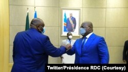 Jean-Pierre Bemba (G) apesi losaka na président Félix Tshisekedi na masolo na Palais de la nation, Kinshasa, 4 novembre 2020. (Twitter/Présidence RDC)