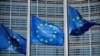 ARCHIVO: Banderas de la Unión Europea ondean frente a la sede de la Comisión Europea en Bruselas, Bélgica, el 1 de marzo de 2023.REUTERS/Johanna Geron