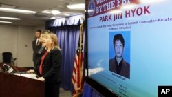 미국 법무부 트레이시 윌키슨 검사가 지난해 9월 로스앤젤레스에서 기자회견을 열고 북한 국적자 박진혁을 과거 소니 영화사 등에 대한 사이버 공격 혐의로 기소한 사실을 공개했다.