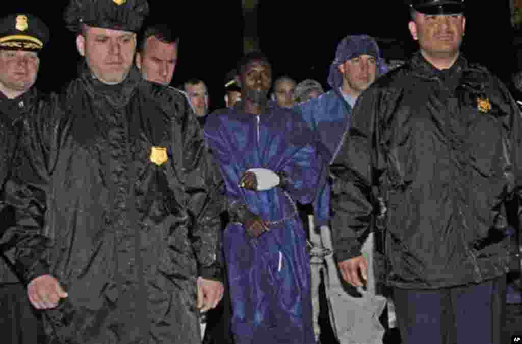 Polisi na maafisa wa FBI wakimpeleka mtuhumiwa wa uharamia kutoka Somalia anaetajwa kuwa ni Abdiwali Abdiqadir Muse, hadi makao makuu ya FBI New York. Aprili 20, 2009. Muse ni haramia pekee aliyenusurika wakati wa kuokoa meli ya Marekani ya Maersk Alabam