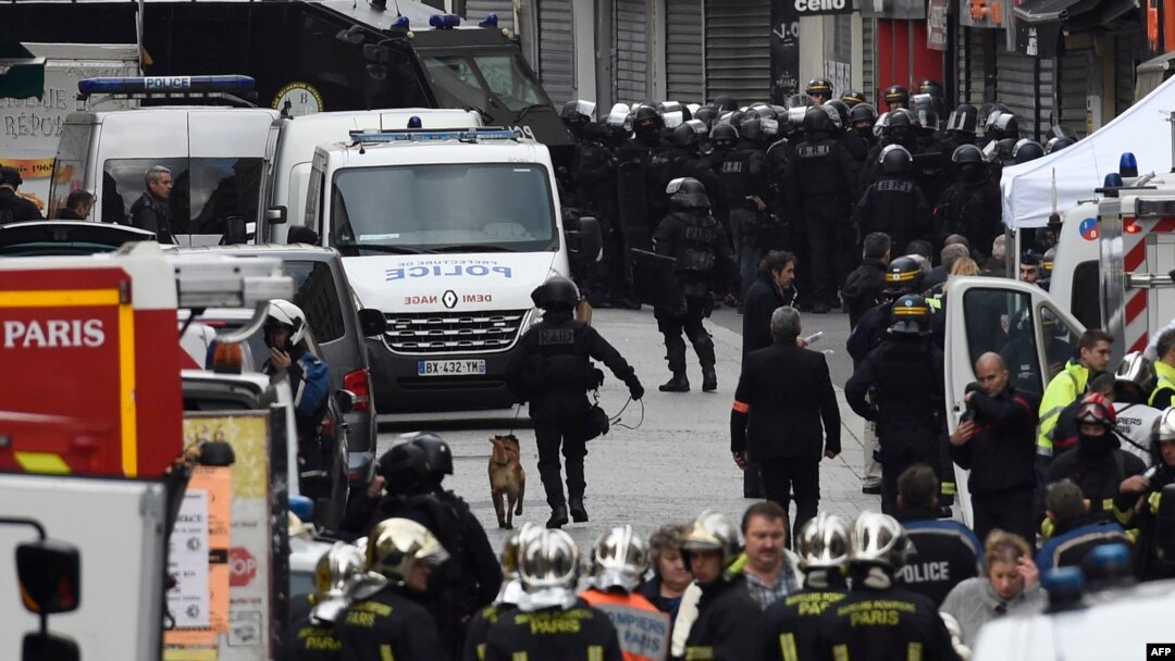 Polisi melakukan penyerbuan ke kawasan Saint-Denis di pinggiran Paris, di mana Abdelhamid Abaaoud, tersangka otak serangan Paris diduga berada, hari Rabu (18/11).