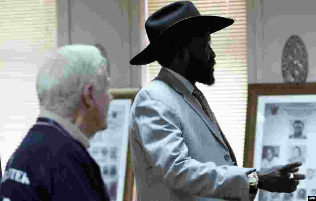 L'ancien président américain Jimmy Carter (à gauche) et le dirigeant du Soudan du Sud Salva Kiir à Juba, le 12 avril 2010. (Pho. MOHAMED DAHIR / AFP)