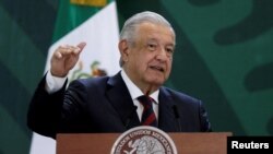 Le président mexicain Andres Manuel Lopez Obrador prend la parole lors d'une conférence de presse sur une base militaire à Apodaca, à la périphérie de Monterrey, au Mexique, le 13 mai 2022.