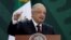 Le président mexicain Andres Manuel Lopez Obrador prend la parole lors d'une conférence de presse sur une base militaire à Apodaca, à la périphérie de Monterrey, au Mexique, le 13 mai 2022.