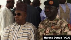 Gwamnan Borno Kashim Shettima daga hagu tare da hafsan sojojin Najeriya Janar Buratai