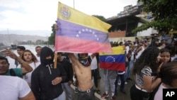 Venezolanos manifiestan contra el resultado electoral anunciado por el CNE en Caracas, el lunes 29 de julio de 2024.