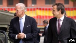 El vicepresidente de Estados Unidos, Joe Biden y el presidente español, José Luis Rodríguez Zapatero, a la derecha en la foto, quien solicitó la ayuda de Venezuela, .