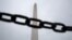 El obelisco de Washington visto detrás de una cadena de seguridad, en la Alameda Nacional simboliza el cierre parcial del gobierno federal, que el martes 15 de enero cerró su vigésimo quinto día, sin visos de solución.