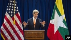 အမေရိကန်နိုင်ငံခြားရေးဝန်ကြီး John Kerry အရှေ့တောင်အာရှ နိုင်ငံခြားရေးဝန်ကြီးများ အစည်းအဝေးမှာ တက်ရောက်စကားပြောကြားစဉ်။ (သြဂုတ် ၁၀၊ ၁၄)