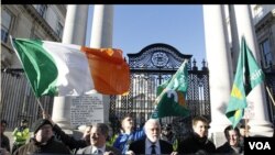 Para pendukung partai politik "kiri" Irlandia, Sinn Fein melakukan protes di Dublin atas paket penyelamatan ekonomi, Rabu 24 November 2010.