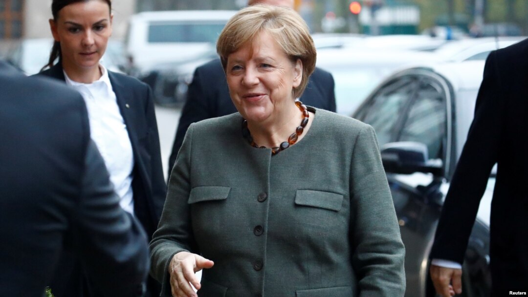 Kanselir Jerman Angela Merkel menjelang pembicaraan pembentukan pemerintahan koalisi di Berlin, Jerman (10/11). 
