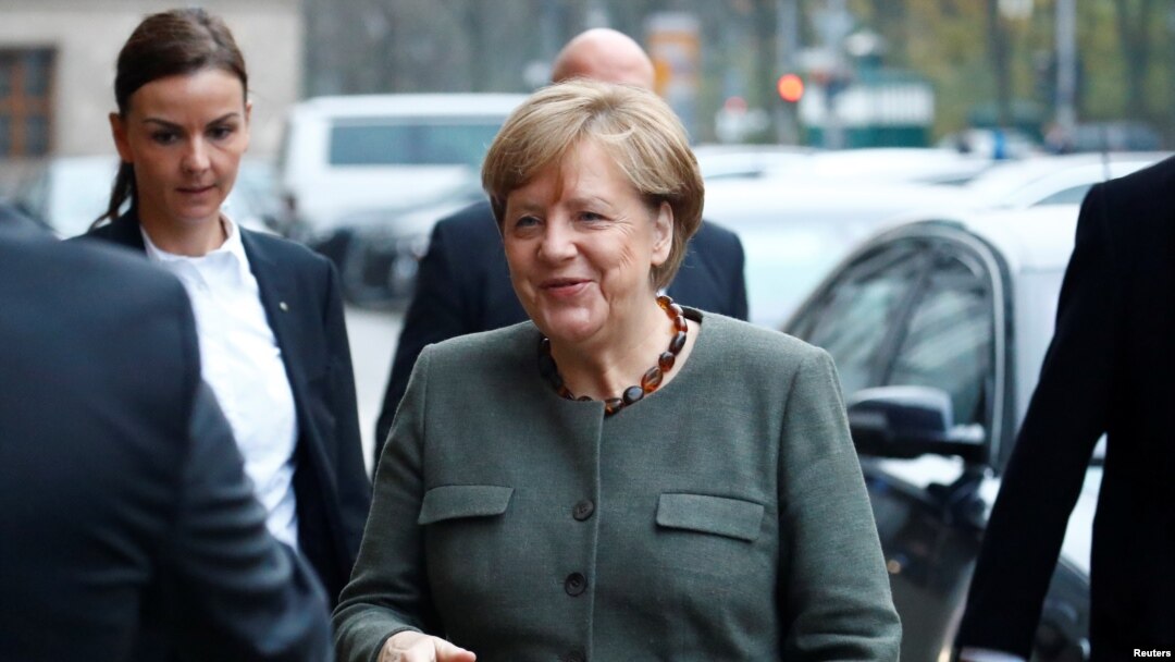 Angela Merkel, pemimpin Partai Persatuan Demokratik Kristen (CDU), tiba di kantor Masyarakat Parlemen Jerman sebelum pembicaraan mengenai pembentukan pemerintah Koalisi baru di Berlin, Jerman, 10 November 2017. 