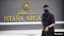 Seorang polisi berjaga di luar Istana Nasional di Kuala Lumpur, Malaysia, 16 Agustus 2021. (Foto: Lim Huey Teng/Reuters)