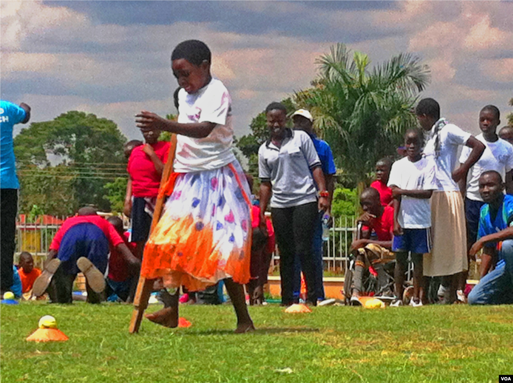معذور افراد کو عموماً معاشرے کے دیگر افراد کے ساتھ گھلنے ملنے میں بھی مشکلات کا سامنا رہتا ہے۔