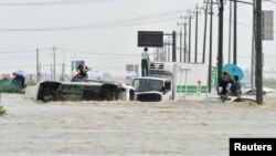 Meluapnya Sungai Kinugawa menyebabkan beberapa warga terjebak banjir di Joso, utara Tokyo, Jepang, Kamis (10/9). 