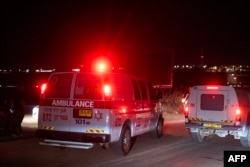 Ambulans tiba di lokasi serangan pesawat tak berawak di dekat kota Binyamina di Israel utara, pada 13 Oktober 2024. (Foto: AFP)